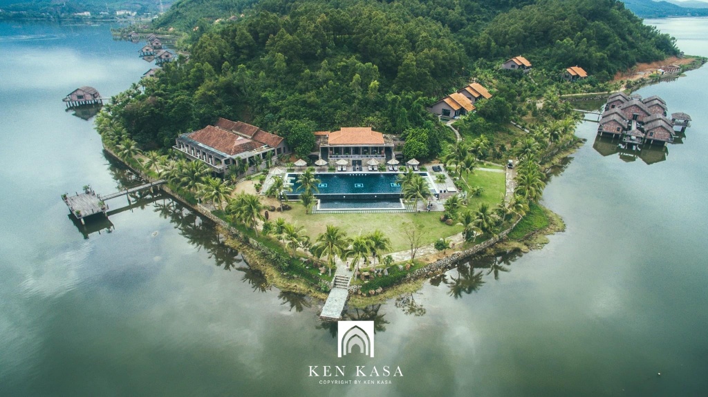 Vedana Lagoon Resort & Spa có vị trí đắc địa